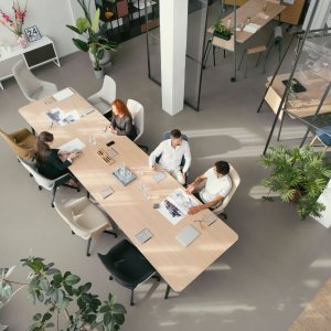 Sala de reuniões equipada com cadeiras se:mission da Sedus