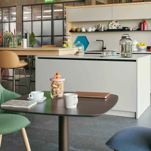 Diner se:café com dois bancos altos frente a frente e mesa integrada