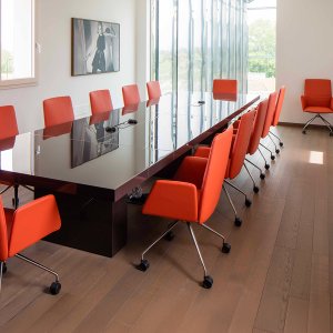 Duas bases de tamanhos diferentes sob a mesa de reunião Asymmetrical Meeting