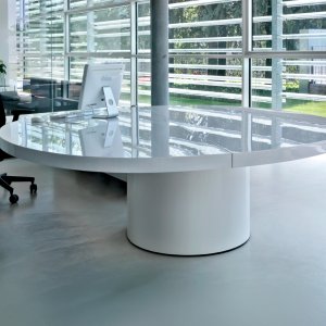 Tampo de 7 cm em consola sobre o bloco lateral da secretária Asymmetrical