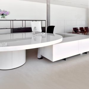 Tampo de 7,5 cm em consola sobre a base da Asymmetrical Meeting