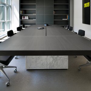 Bloco lacado Nero sob um tampo em carvalho escuro, Asymmetrical