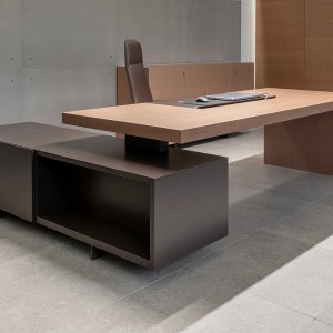 Secretária de direção Asymmetrical da Tecno marcada no pavimento a partir do desenho