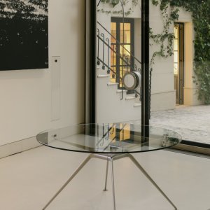 Mesa de viga dupla Cosmos com tampo de carvalho em sala de reuniao