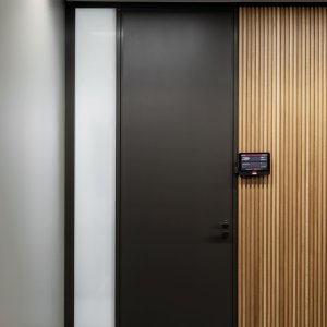 Parede W80 de réguas horizontais equipada com prateleiras