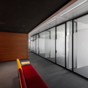 Piso de escritórios organizado com o sistema W80 da Tecno