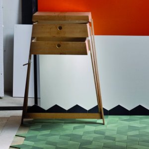 Losangos Tex da Mutina na cor Olive com textura de malha na parede de um escritorio