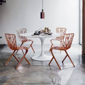 Mesa de reunião oval Saarinen da Knoll com tampo de mármore numa sala de conselho