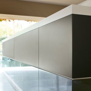 Vogue da Frezza, design Perin & Topan, composição linear para a receção de um escritório