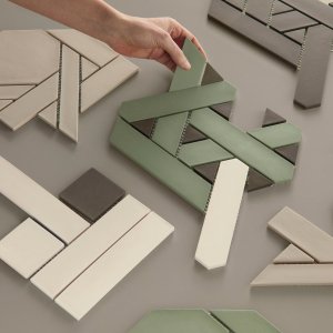 Parede de rececao revestida com Weaving da Mutina