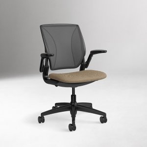World LM da Humanscale vista de perfil com encosto de rede de três painéis