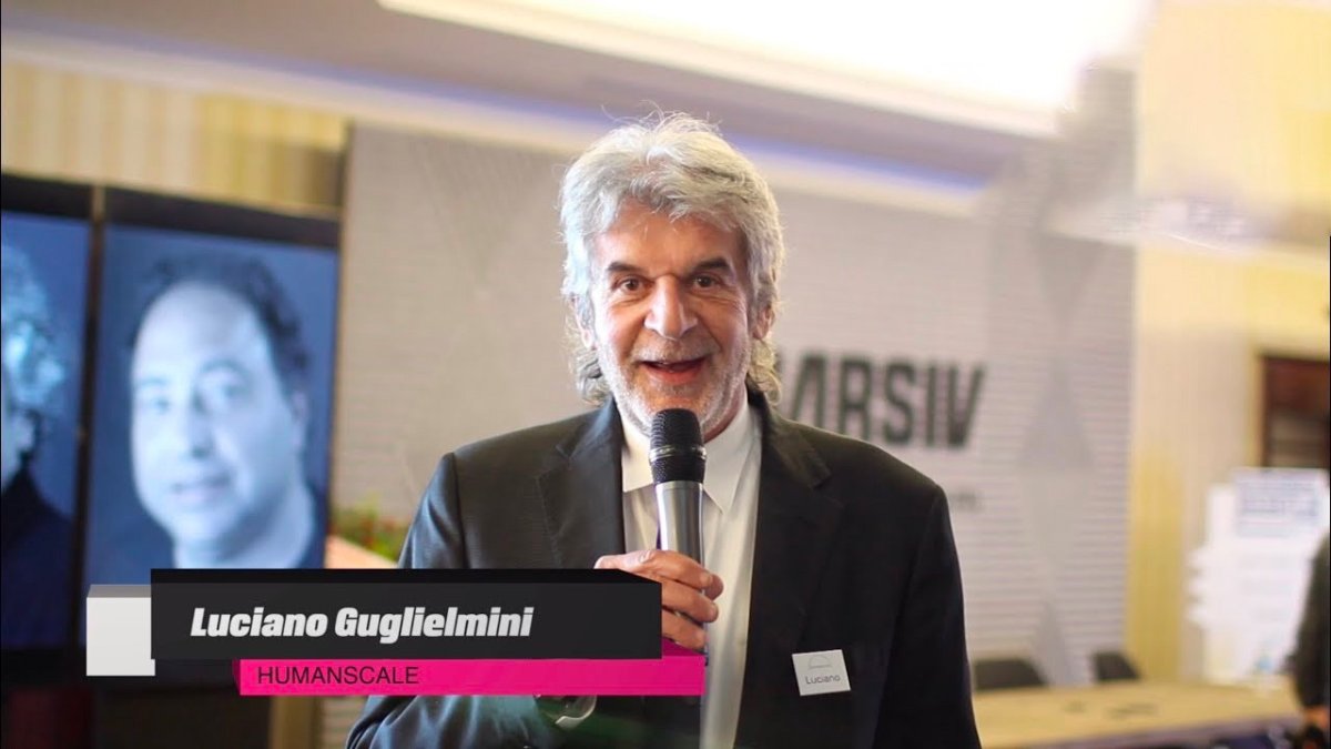 Luciano Guglielmini da Humanscale fala ao microfone durante um evento