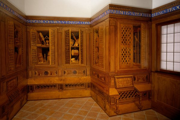 O mundo compra o escritório noutro lado. À Itália pede o gabinete de quem decide