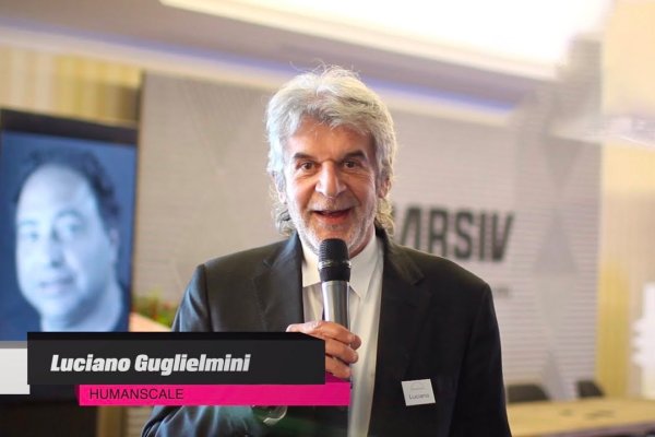 Luciano Guglielmini da Humanscale fala ao microfone durante um evento