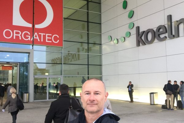 ORGATEC 2026: a relação no escritório começa nos 80 centímetros entre dois postos
