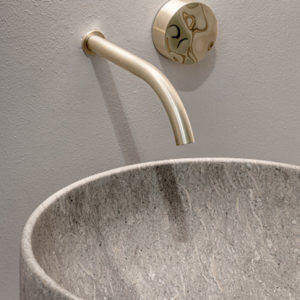 Torneira CEA em aço inox num lavabo de representação