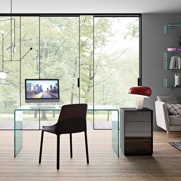Mesa de vidro curvado FIAM num espaço de direção