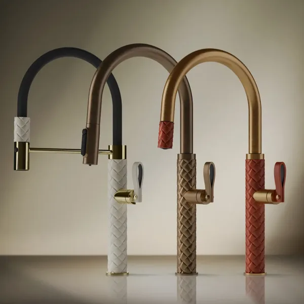 Torneira Gessi em acabamento bronze numa casa de banho elegante