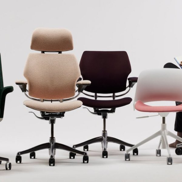 Posto de trabalho ergonómico Humanscale num escritório
