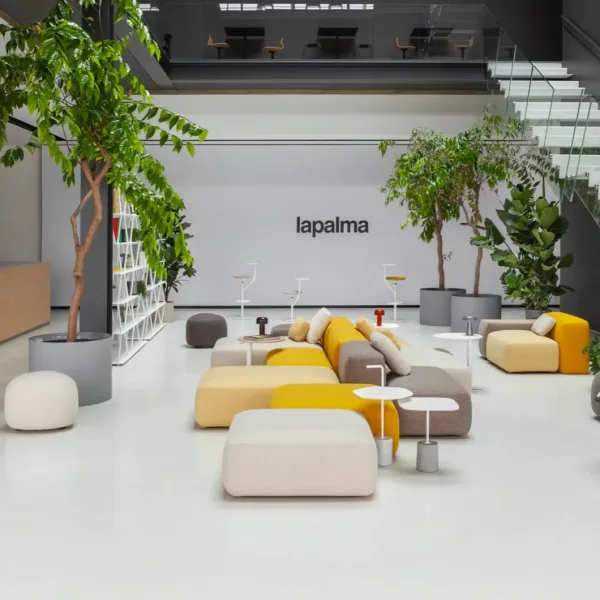 Zona colaborativa de escritório com mobiliário Lapalma