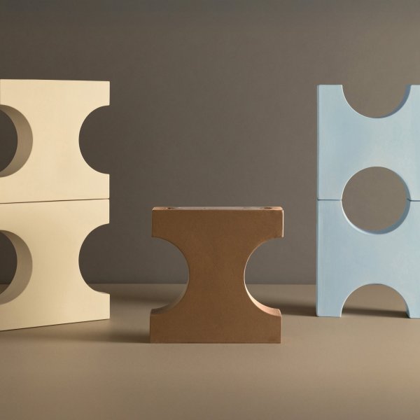 Receção de empresa com pavimento e revestimento de parede em cerâmica de design Mutina