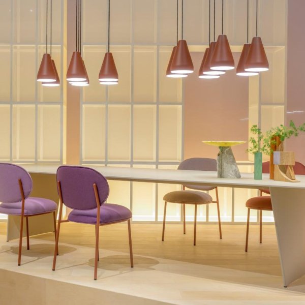 Zona de espera de empresa com cadeiras e mesas de design Pedrali