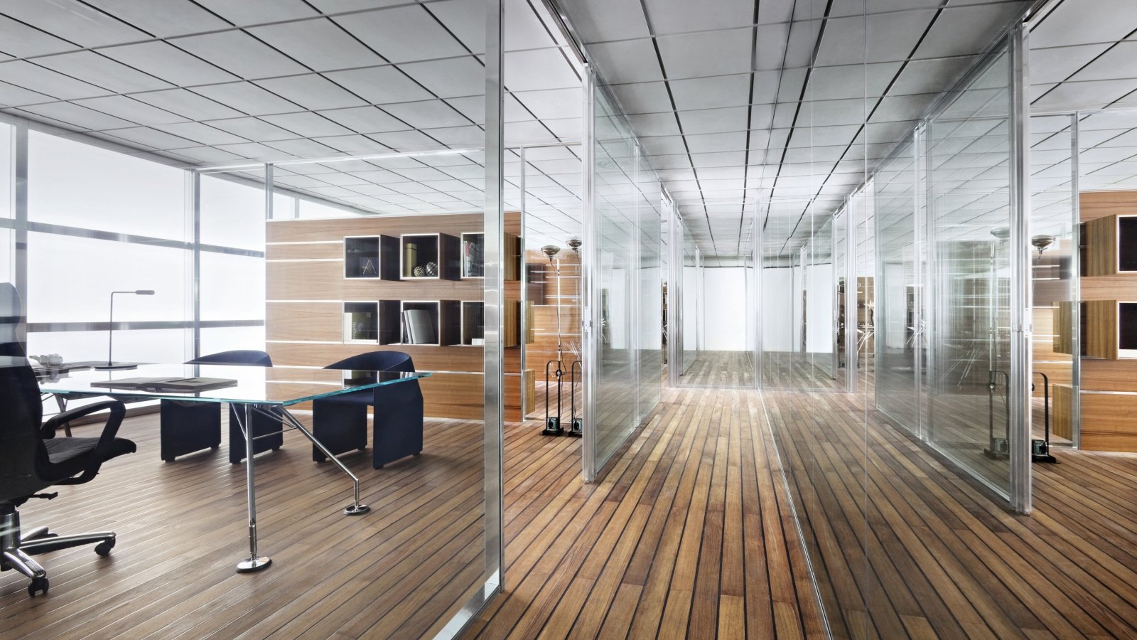Gabinete executivo com mobiliário italiano moderno em escritório corporativo elegante
